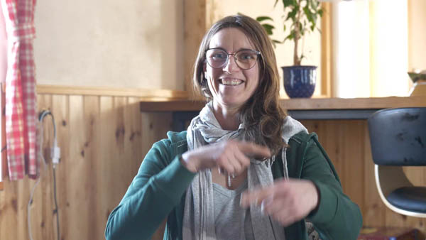 Yvette W., Ziegenbäuerin, Porträt einer Frau mit Brille in Stallumgebung