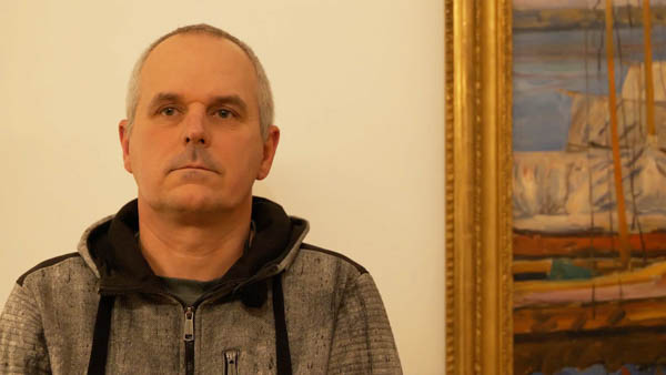 Ingo S., Elektriker, Porträt eines Mannes in Hoody