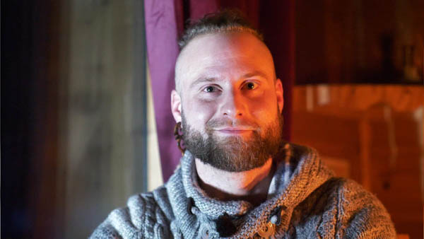 Denise U., Handwerkerin, Porträt einer Person in warmer Beleuchtung
