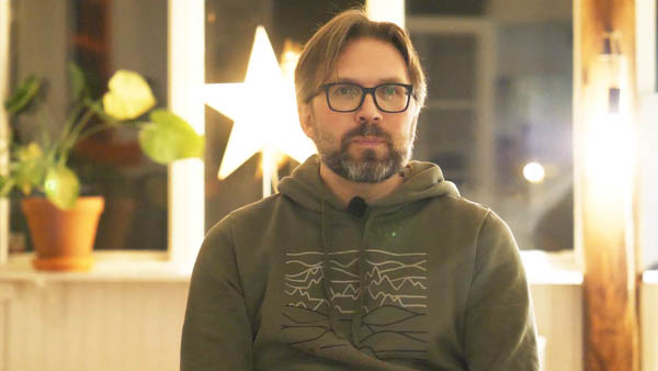 Milan H., Projektmanager, Porträt eines Mannes mit Brille indoors