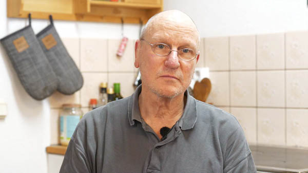 Hansheinrich P., Psychiater i.R., Porträt eines älteren Mannes in Küche