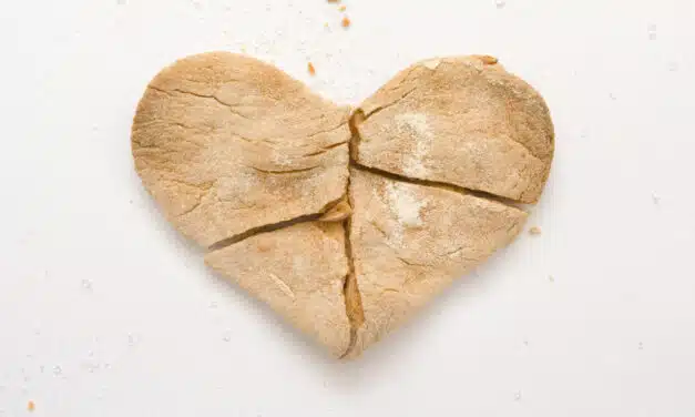 Gebrochenes Herz aus Ton oder Lehm mit Rissen, symbolisiert emotionale Verletzung und Heilung