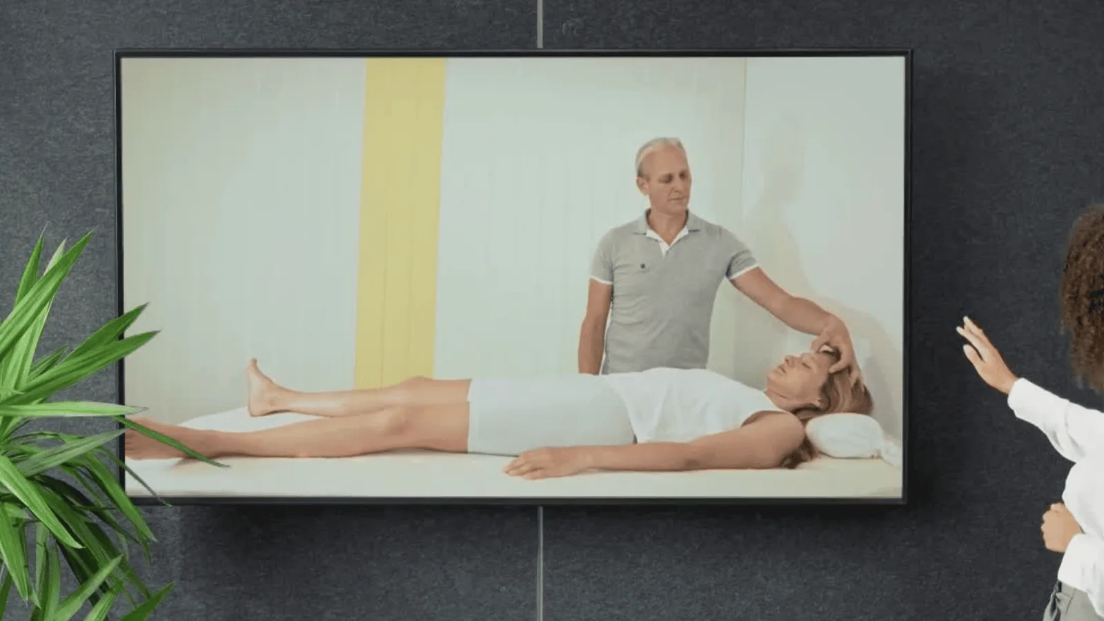 Video-Screenshot Akupressur-Anwendung am Yintang-Punkt mit Kursleiter und Patient
