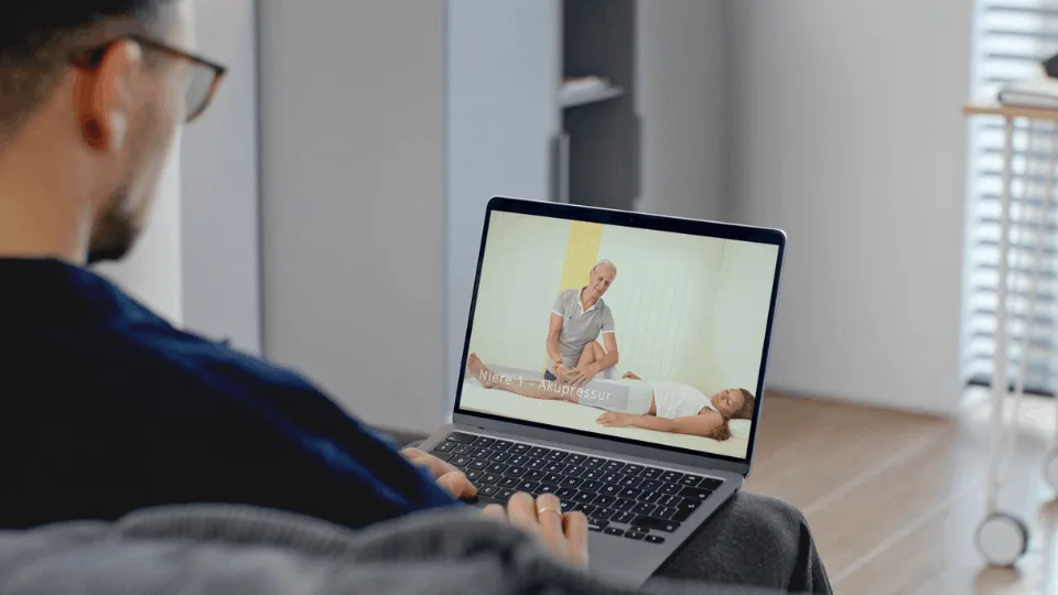 Screenshot Kursansicht auf Laptop mit Kursleiter und Akupressur-Inhalten