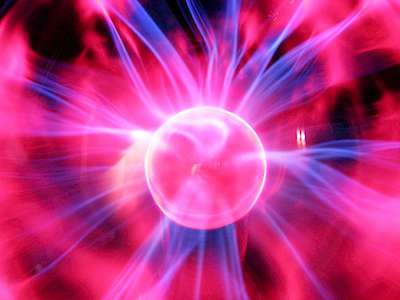Abstrakte pinke und blaue Energiestrahlen um leuchtende Kugel