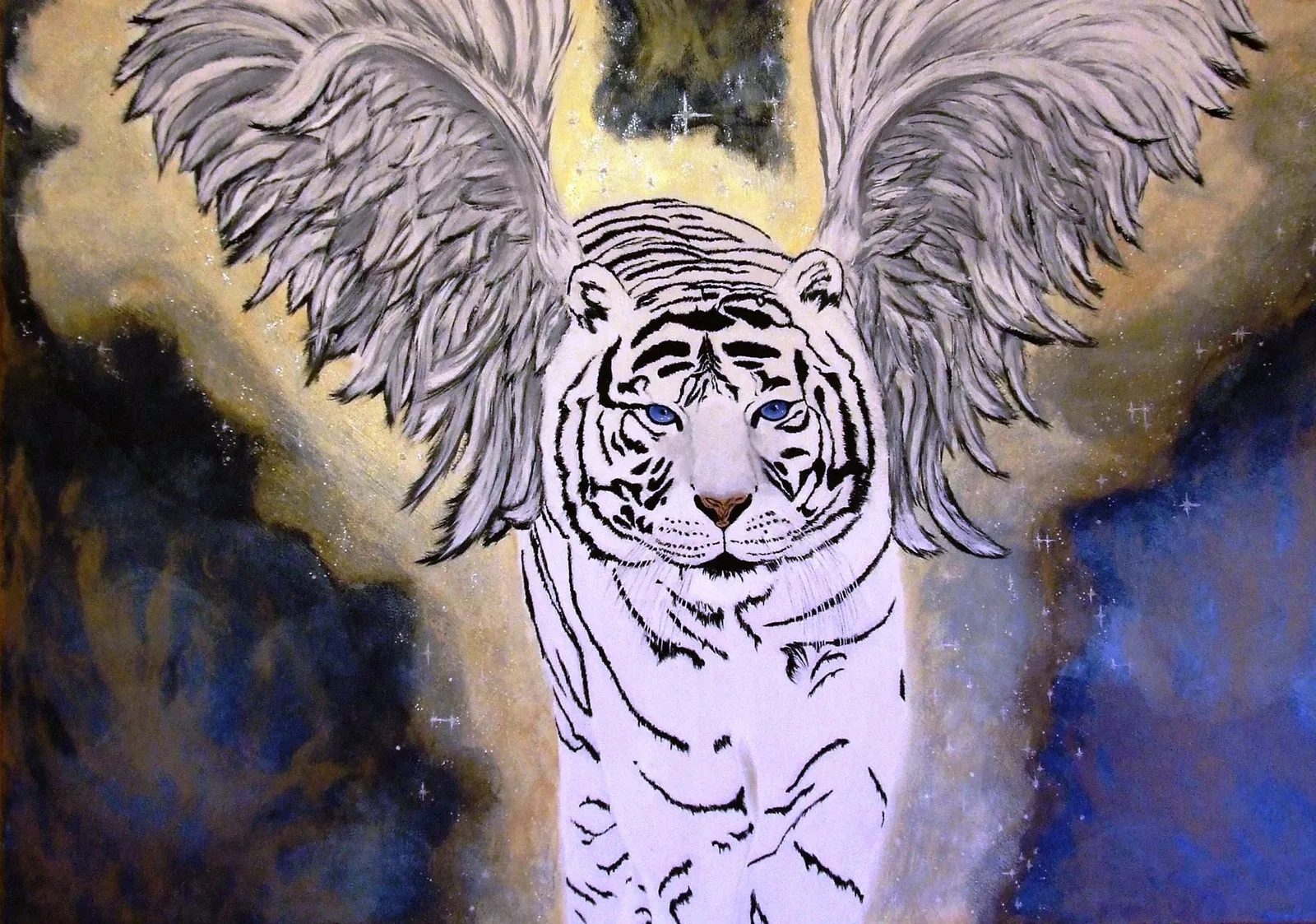 Weißer Tigerkopf mit ausgebreiteten grauen Flügeln vor mystischem gelbem und blauem Hintergrund