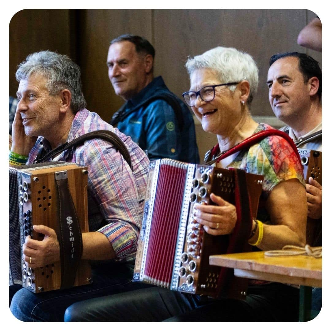Vier Harmonikaspieler verschiedener Altersgruppen mit Instrumenten, Harmonikastammtisch