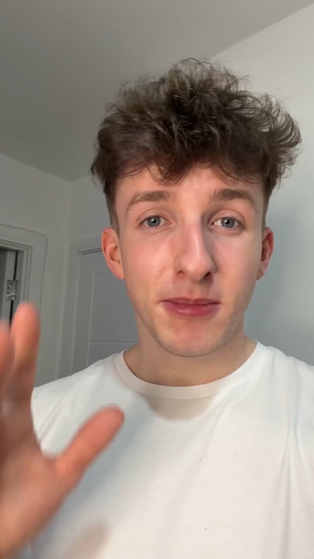 Cody, Programm-Teilnehmer, junger Mann mit braunem Haar, winkt