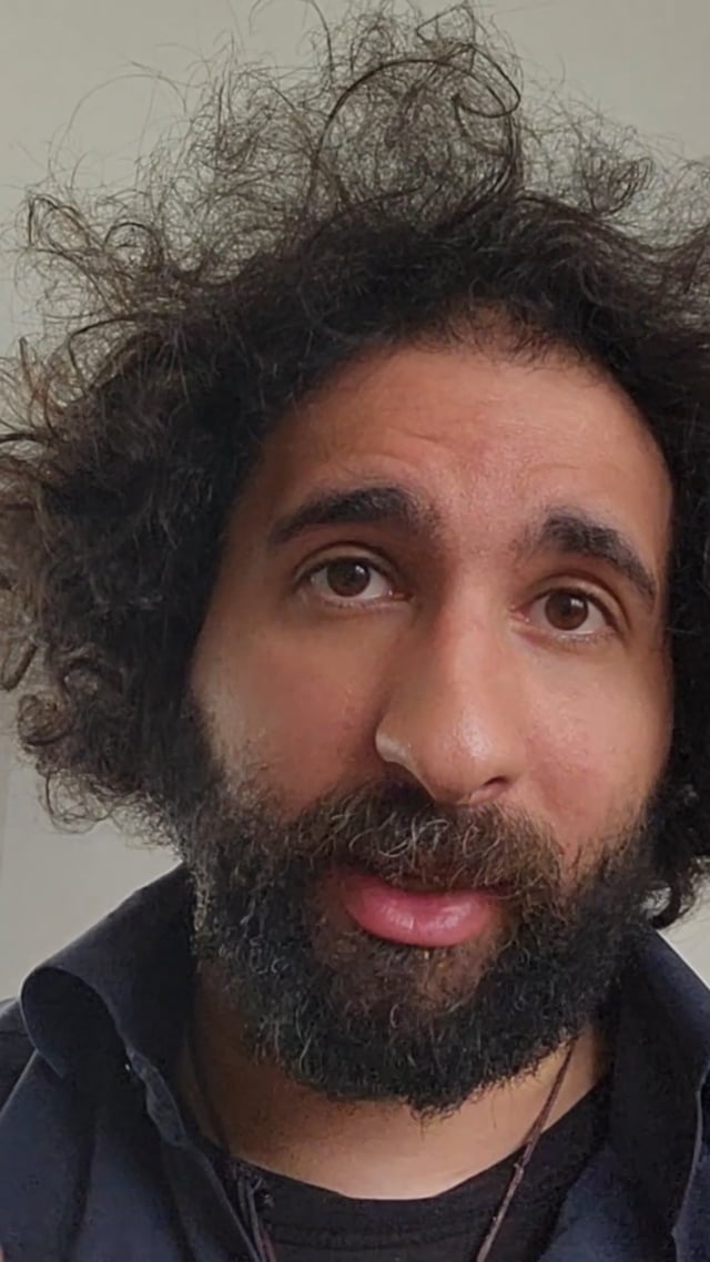 Kareem, Programm-Teilnehmer, Portrait mit Bart und dunklen lockigen Haaren