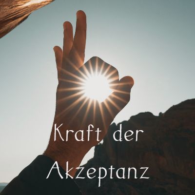 Hand hält Sonne mit Strahlenglanz vor Himmel und Berglandschaft mit Textzeilen zur Akzeptanz