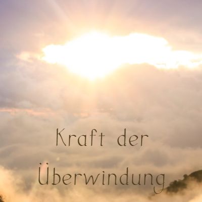 Himmelsszenerie mit leuchtenden Wolken und Sonnenlicht mit Textzeilen zur Überwindung
