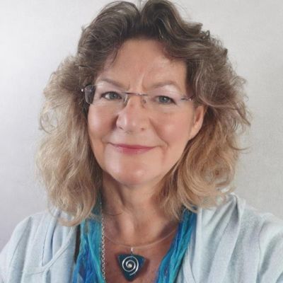 Porträt Jutta Pangratz mit Brille und Halskette