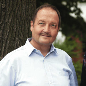 Porträt Walter Rieske vor Baumhintergrund