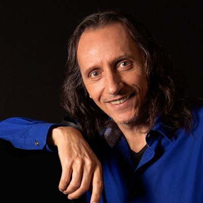 Porträt Bruno Würtenberger mit langen dunklen Haaren