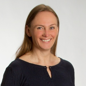 Porträt Ingrid Myriel Golser-Wirtenberger, Frau mit braunen Haaren im schwarzen Shirt lächelnd