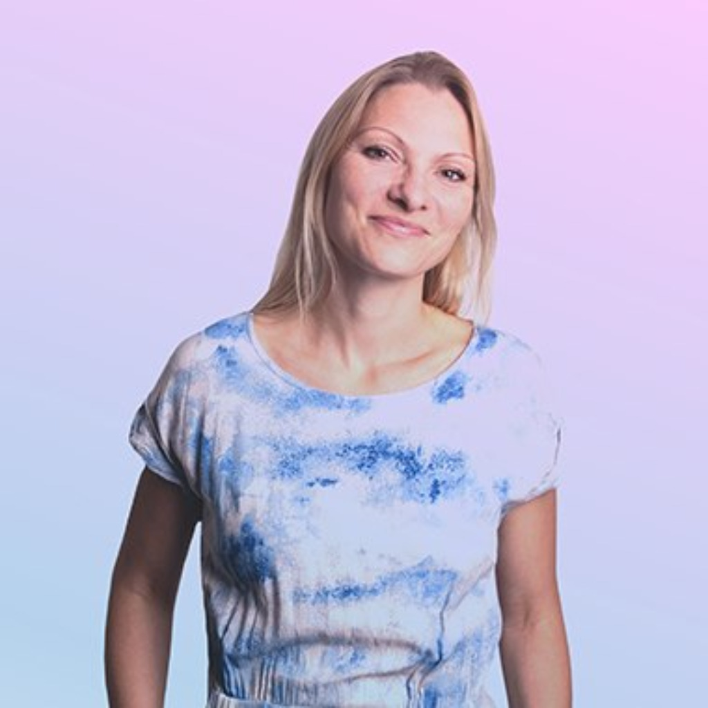 Porträt einer Frau mit hellbraunem halblangem Haar und blauem Farbverlauf-Shirt auf pastellviolettem Hintergrund