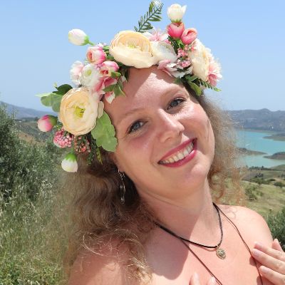 Porträt Nancy Weisheit mit Blumenkranz in Landschaft