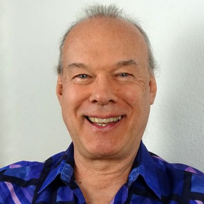 Porträt Victor Rollhausen mit blauem Karohemd