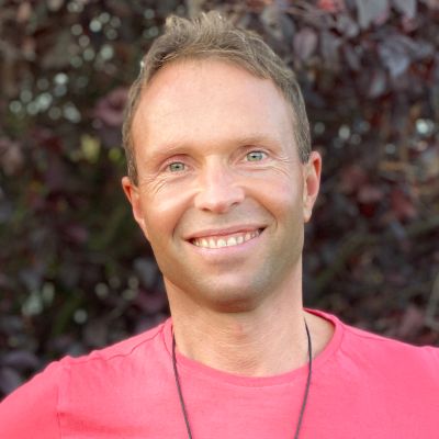 Porträt Matthias Langwasser vor Efeu-Hintergrund
