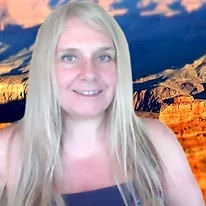 Porträt Noreia Andrea Hebeler, Frau mit langen blonden Haaren vor bergiger Berglandschaft
