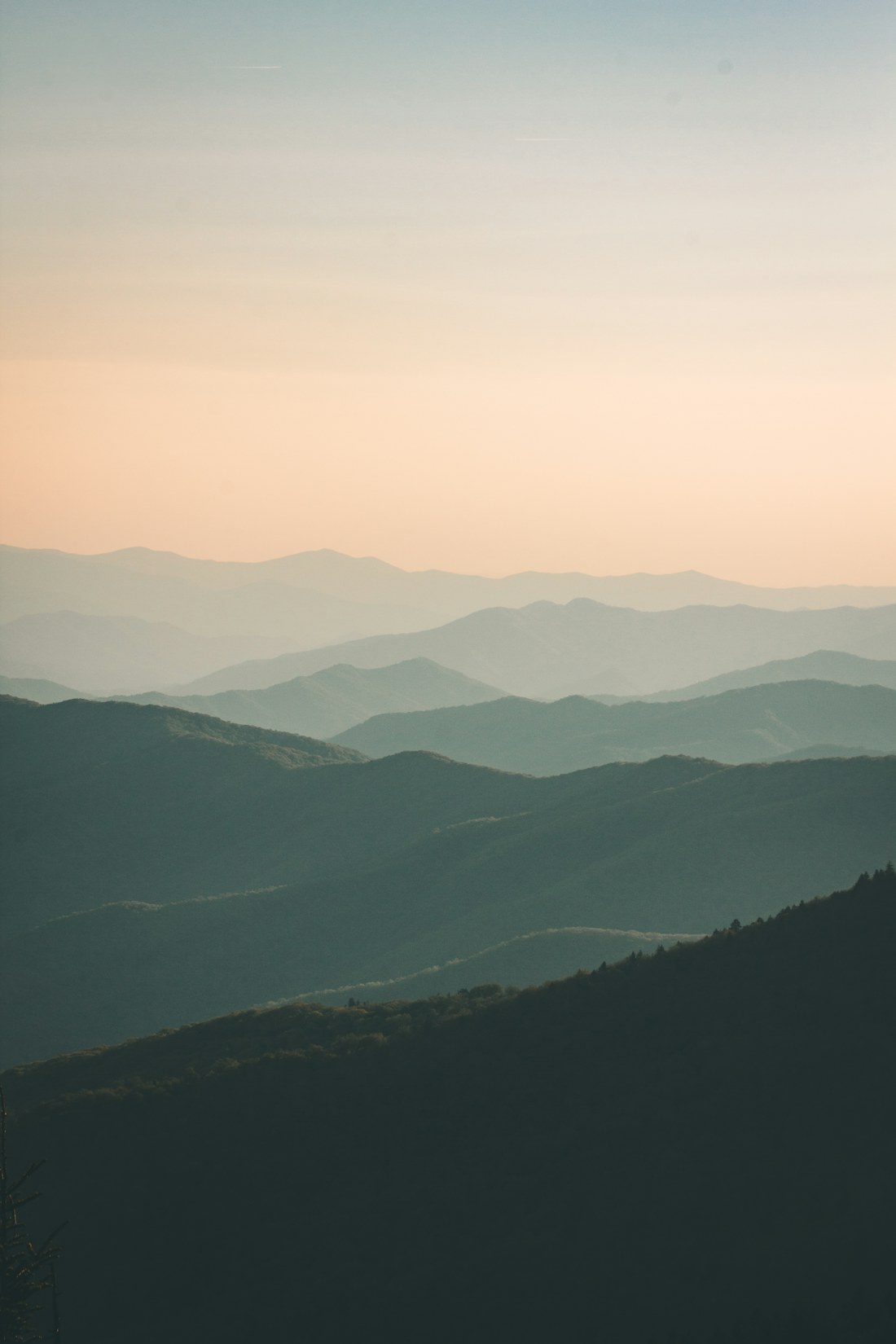 Landschaftspanorama mit Bergketten und Sonnenschein symbolisiert persönlichen Neubeginn und Freiheit