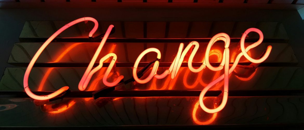 Neon-Schrift Change an Wand als Symbol für Rauchfrei-Veränderung