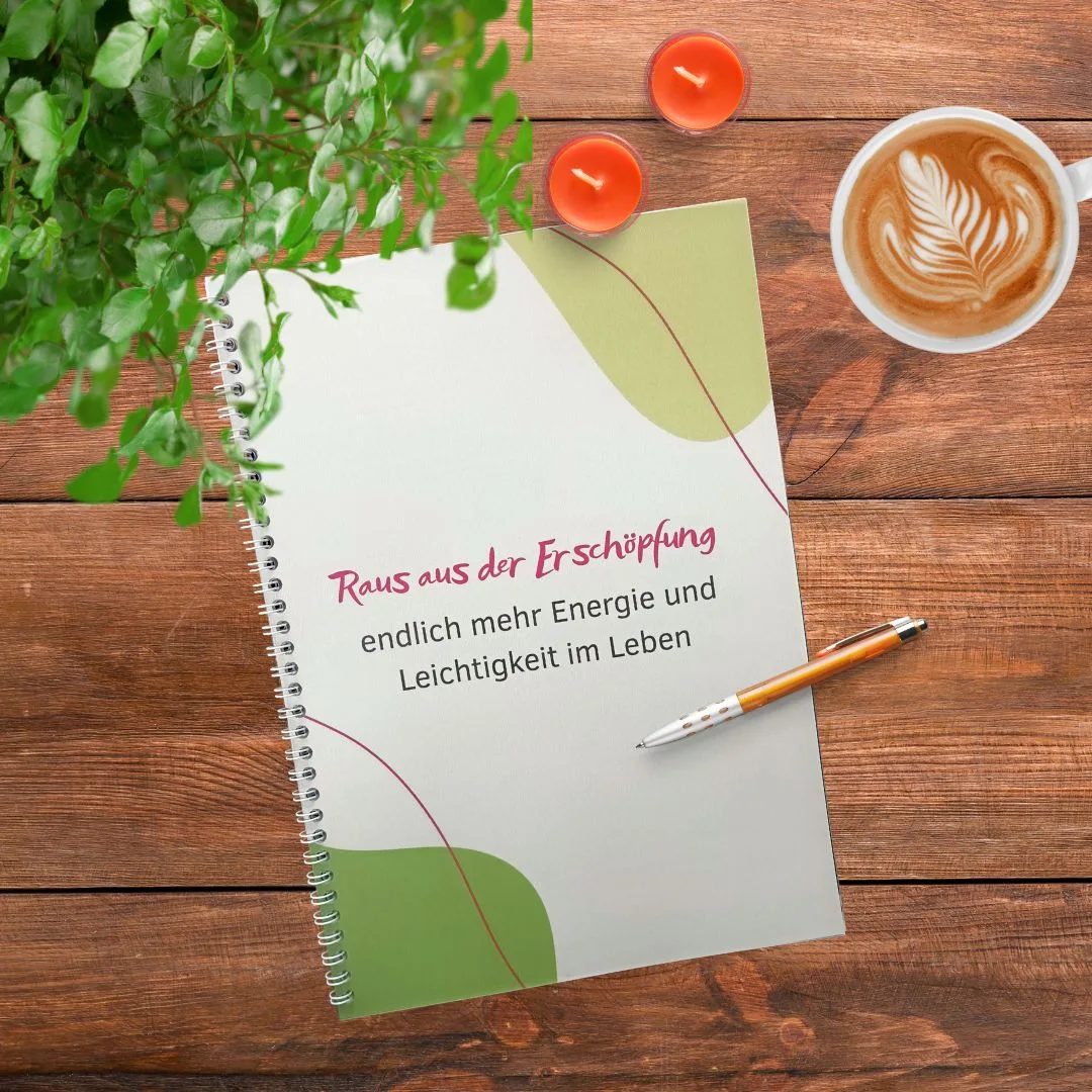 Flatlay Workbook Raus aus der Erschöpfung auf weißem Untergrund
