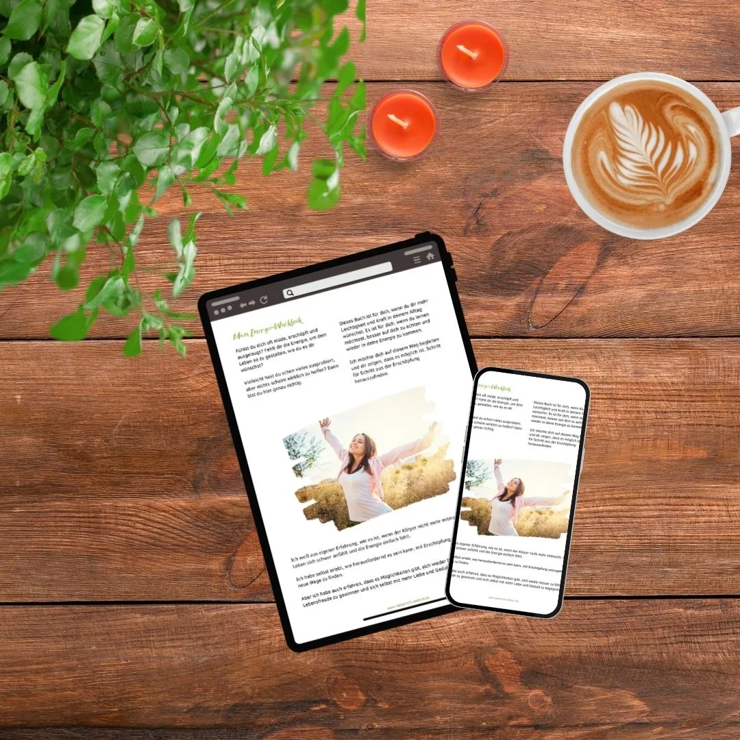 Flatlay E-Book Raus aus der Erschöpfung auf Holzuntergrund