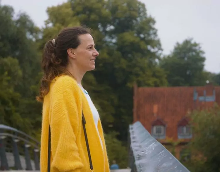 Frau im Profil mit gelbem Cardigan vor Natur, Gesundheitsbewusstsein