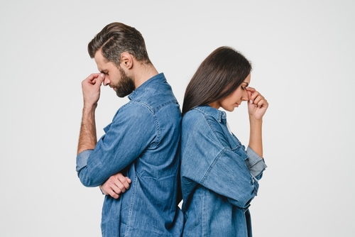 ReConnect Factor 2.0 – E-Book zum Ex-Zurückgewinnen von Marko Slusarek 2 Paar in Jeansshirts rückenlings zueinander, symbolisiert Trennung und Konflikt