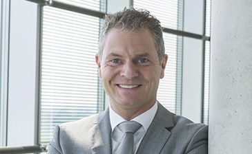 Porträtfoto von Dirk Kreuter, erfolgreicher Unternehmer und Autor im Business-Kontext