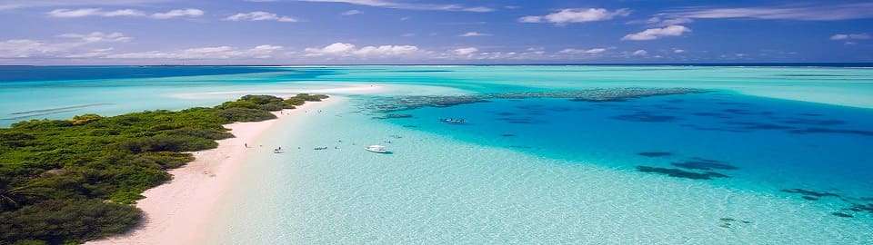 Luftaufnahme von Malediven-Strand mit türkisem Wasser und Sandbank