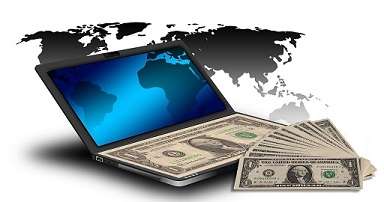 Laptop mit Weltkarte und Dollarnoten, symbolisiert Online-Geldverdienen