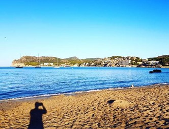Blick von Paguera über den Strand auf die Bucht Cala Fornells mit Felsen und Küstenlinie
