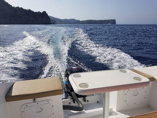 Ausblick vom Boot auf Meeresoberfläche und Küstenlinie von Andratx