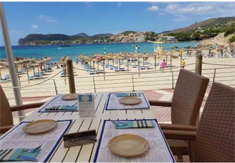 Tischgedeck im Sotavento Restaurant mit Blick auf Strand, Meer und Bucht von Paguera