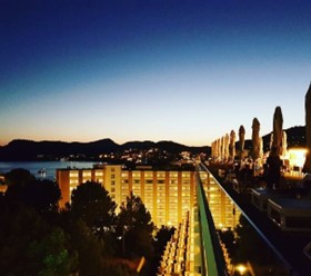 Dachterrasse des Allsun Hotels Paguera mit Blick auf Meer und Bergkette bei Sonnenuntergang