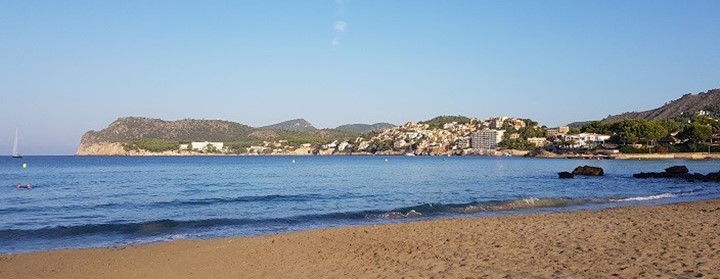 Panoramablick auf die Küstenlinie von Paguera mit Strand, Meer, Siedlungen und Bergen