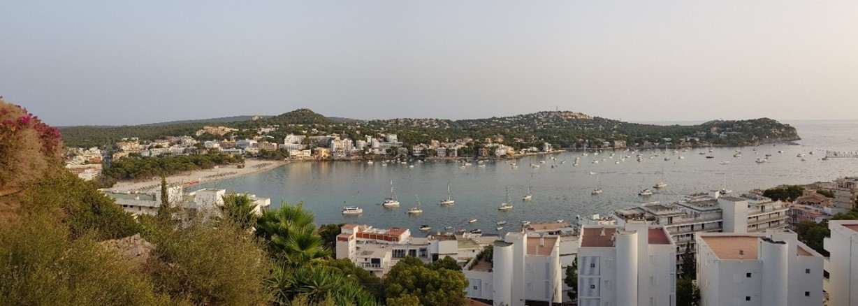 Bucht von Santa Ponsa mit Segelbooten, weißen Häusern und bewaldeten Hügeln