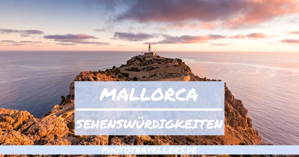 Leuchtturm auf felsiger Inselspitze bei Sonnenaufgang, Mallorca Sehenswürdigkeiten