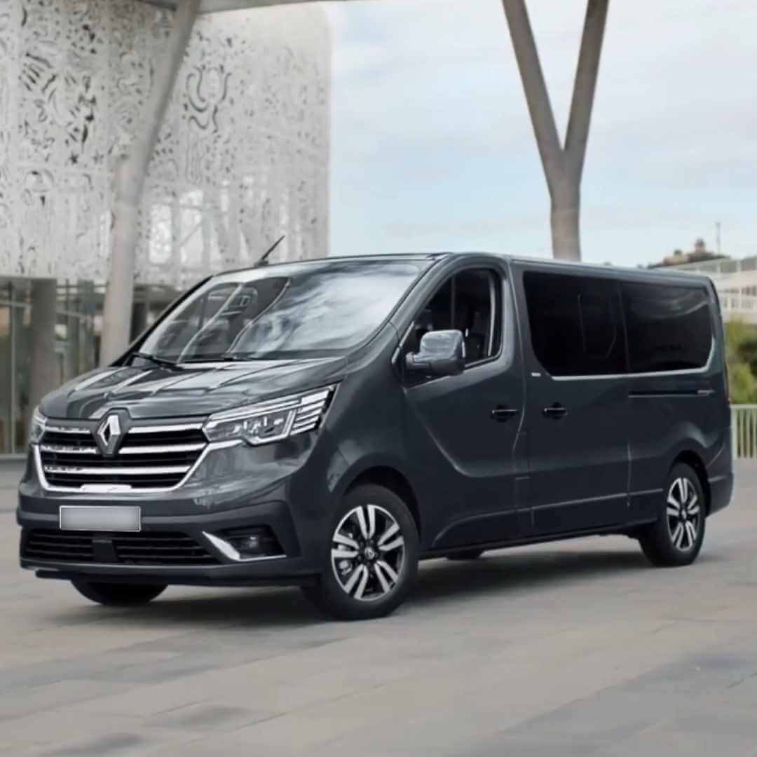 Renault Trafic III dunkelgrau mit offener Fahrertür in moderner Parkgarage
