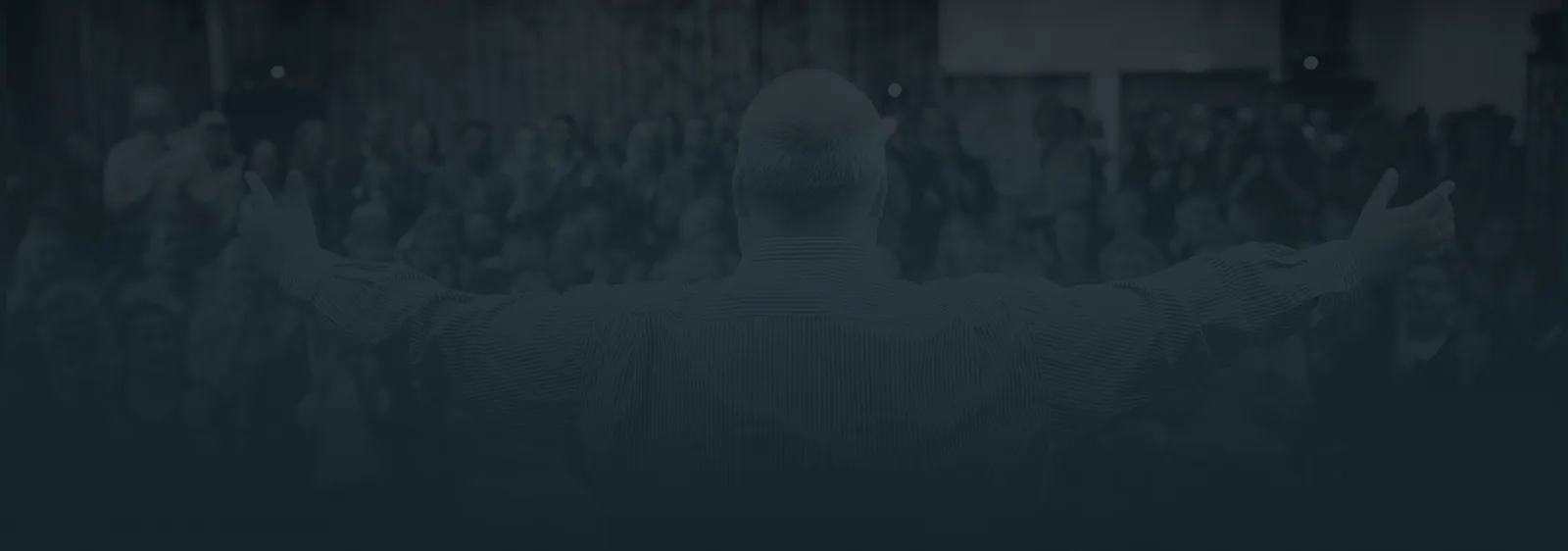 Rendite Unlimited – Live-Onlinekurs zum Trading von Mario Lüddemann 2 Dunkles Banner mit silhouettem Figur im Zentrum und unscharfem Hintergrund mit Menschen