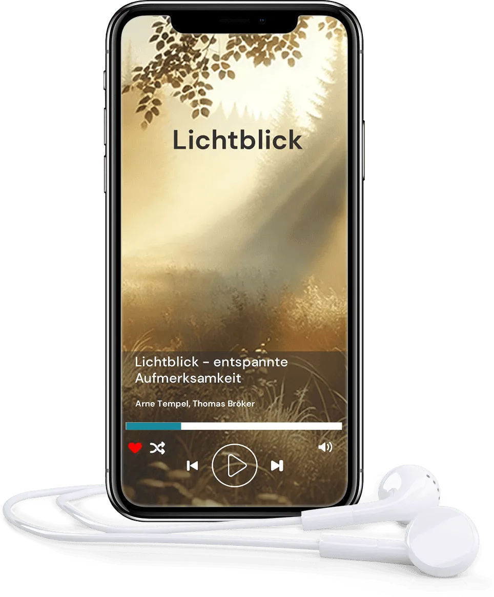 Smartphone-Mockup: Meditation Lichtblick mit entspanntem Waldweg und Sonnenlicht