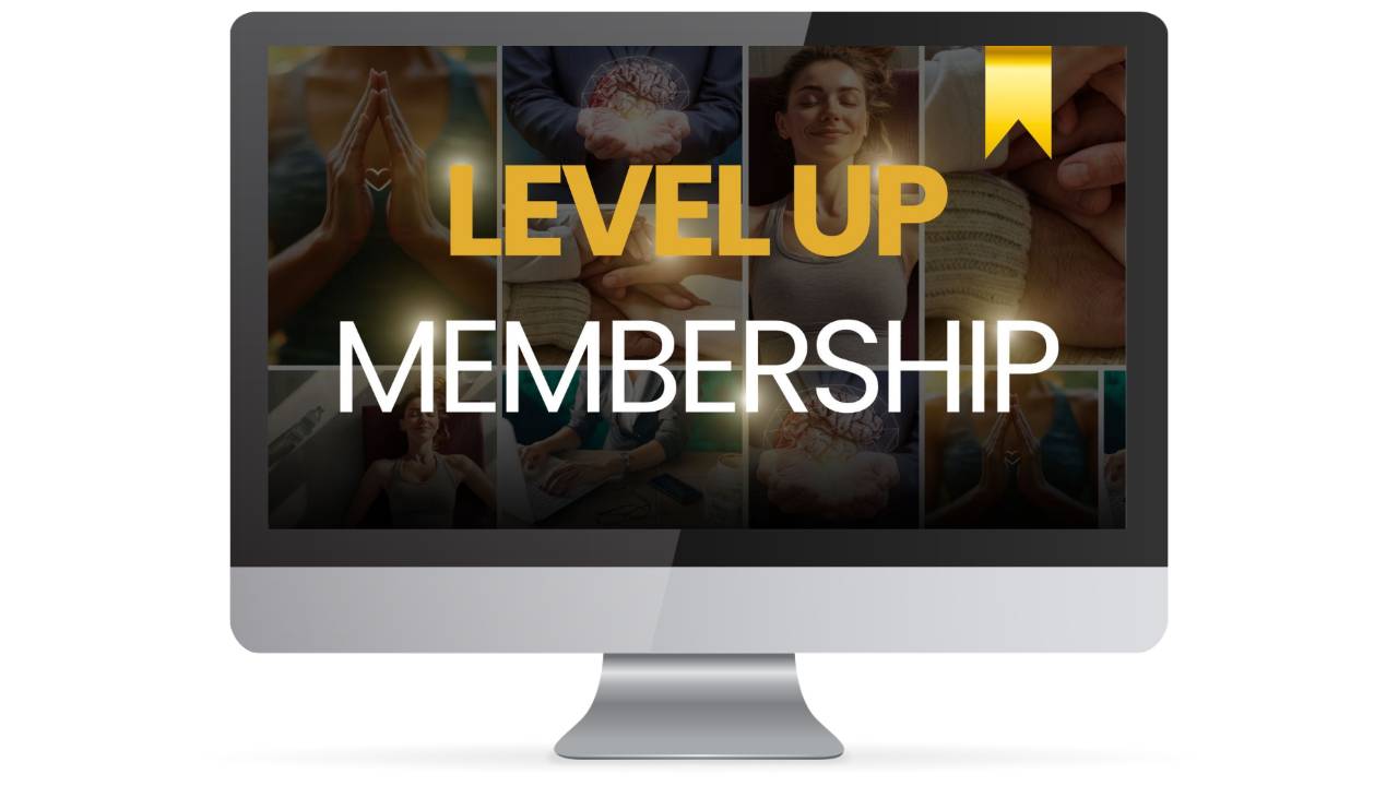 REVERSUM Level Up Membership Hero-Bild mit Collage von Händen, Gehirn und lächelnder Frau, gelber Schriftzug auf dunklem Hint