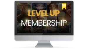 REVERSUM Level Up Membership Hero-Bild mit Collage von Händen, Gehirn und lächelnder Frau, gelber Schriftzug auf dunklem Hint