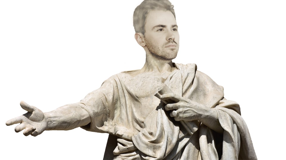 Statue eines Redners in hellem Gewand mit ausgestreckten Armen, klassisches Rhetorik-Symbol