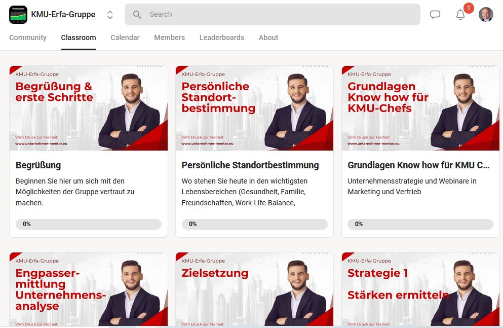 Screenshot der KMU-Erfa-Gruppe Online-Lernplattform mit Modulkarten und Moderator in Business-Kleidung