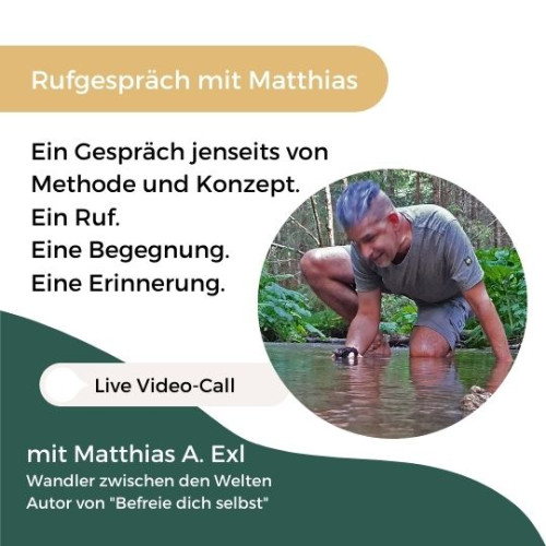 Werbegrafik Rufgespräch mit Matthias – grünes und goldenes Design mit rundem Foto von Mann im Waldbach