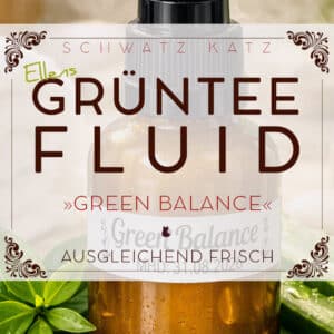 Produktabbildung Grüntee Fluid Green Balance mit grünen Blättern und Produktflasche im Hintergrund