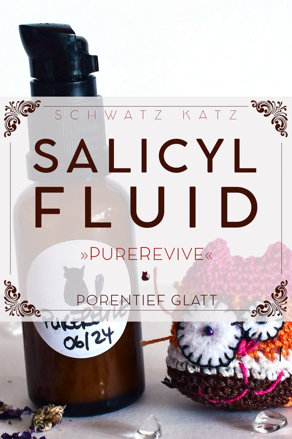 Produktflasche Salicylsäure Fluid PureRevive von Schwatz Katz mit schwarzem Pumpzerstäuber auf weißem Hintergrund, dekorativ